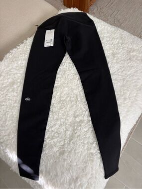 ALO Yoga Airbrush Black High-Rise Logo Leggings